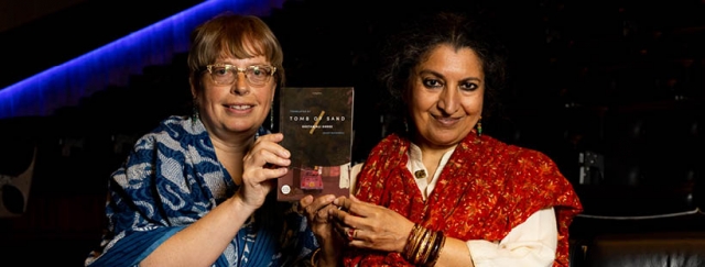 인도 작가 기탄질리 시리(오른쪽)가 26일 밤 영국 런던에서 열린 2022 부커상 시상식에서 인터내셔널 부문 수상자로 선정된 후 번역가 데이지 록웰과 함께 기뻐하고 있다. 두 사람이 들고 있는 책이 수상작인 '모래의 무덤'으로 부커상을 받은 첫 힌두어 소설이 됐다. 부커재단 제공