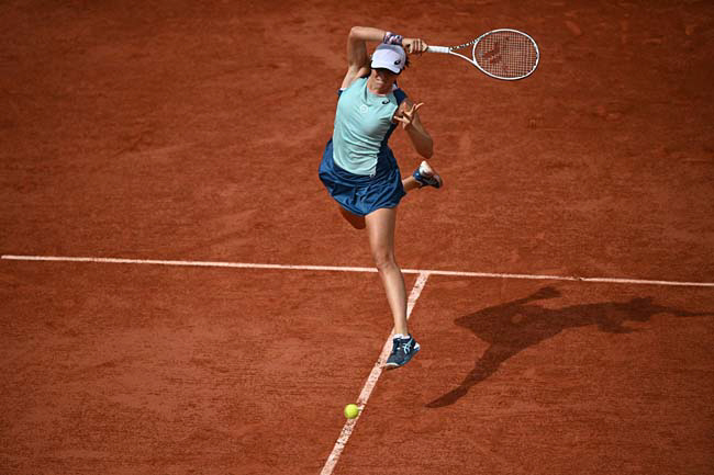 여자 테니스 세계랭킹 1위 이가 시비옹테크가 27일 오전(한국시간) 열린 프랑스오픈 여자 단식 2회전에서 점프하며 포핸드 리턴하고 있다. AFP 연합뉴스
