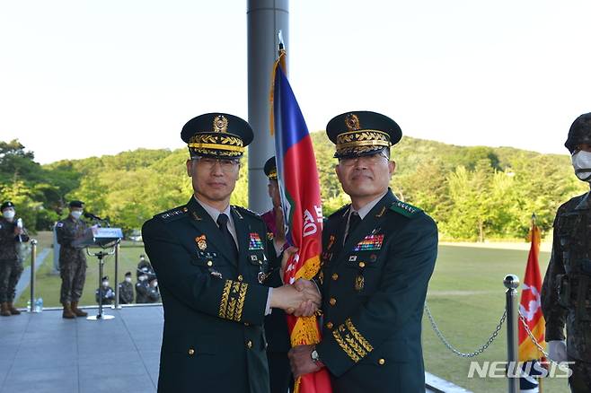 [용인=뉴시스]박정환 육군 참모총장(사진 왼쪽)이 전동진 사령관에게 부대기를 이양하고 있다.
