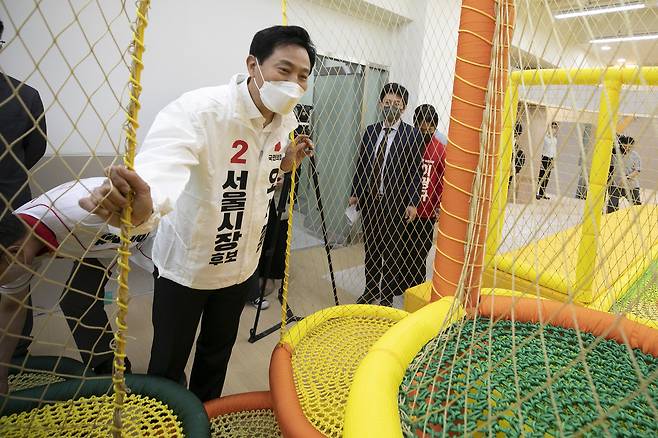 오세훈 서울시장 후보가 5월18일 서울시 성북구 국민생활관에 건설 중인 서울형 키즈카페 공사 현장을 둘러보고 있다. ⓒ시사IN 이명익