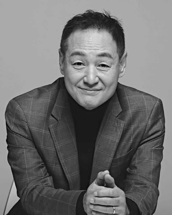 Actor Eal (real name Lee Eung-deok) died at the age of 58 after a struggle with an esophial cancer, followed by a Memorial of his juniors.On the 26th, the agencys agency, Starit Entertainment, said through the official SNS, I have been so heartbreaking news. Today Actor Eal died.We will not forget the precious time and memories we have with him. They said, I will be alive forever in the memories of the fans who laughed and cried while watching his performance. I send deep condolences on the last road of the deceased.I would like to ask you for warm comfort and pray for the deceased. His agency, Actor Hwang Tae-gwang, captured an article in his Instagram that informed the deceased of Death, and also released photos of the deceaseds life on Instagram stories.Actor Song Seung-heon, who had been breathing in the drama Voice 4, released a picture that he had taken at the time of shooting with the article Earl senior ... now rest in a painless place.Born in 1964, the deceased began acting in 1983 when he stepped into the theater stage, and in 1992 he stepped into the media as he jumped into the film.Since then, he has appeared in the films Waikki Brothers, Holiday, Absurd Resolution, Unprotected City, Gorgeous Holiday, drama Lovers, Live and Stobrig.The movie The Blood of the Landscape, which was released earlier this year, became the work of the deceased.Meanwhile, the funeral hall was set up at the funeral hall of Seoul Medical Center in Sinnae-dong, Jungnang-gu, Seoul. The funeral is on the 28th.Photo: Photo Joint Foundation, Song Seung-heon Instagram, Starit Entertainment Instagram