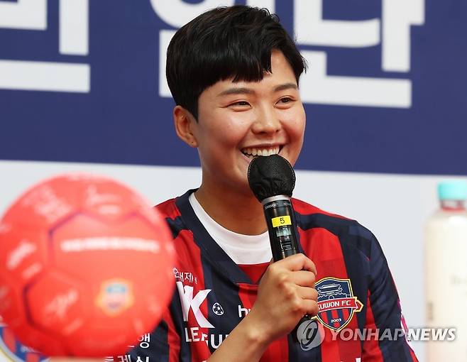취재진 질문에 답하는 지소연 (수원=연합뉴스) 홍기원 기자 = WK리그 수원FC 위민에 입단한 지소연이 26일 오후 경기도 수원시청에서 열린 입단 기자회견에서 취재진 질문에 답하고 있다. 2022.5.26 xanadu@yna.co.kr