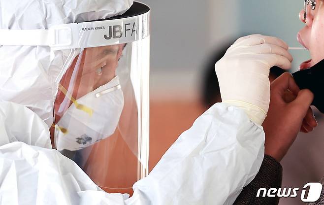지난 3월 16일 인천 남동구 인제고등학교에서 학생들이 코로나19대응 현장 이동형 PCR(유전자증폭) 검사를 받고 있다. 2022.3.16/뉴스1 © News1 정진욱 기자