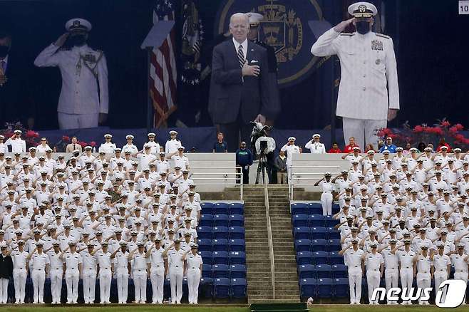 조 바이든 미국 대통령이 5월27일(현지시간) 메릴랜드주 아나폴리스 미 해군사관학교 메모리얼 스타디움에서 열린 졸업 및 임관식에서 미국 국가가 나오는 동안 경례를 하고 있다. © AFP=뉴스1 © News1 김현 특파원