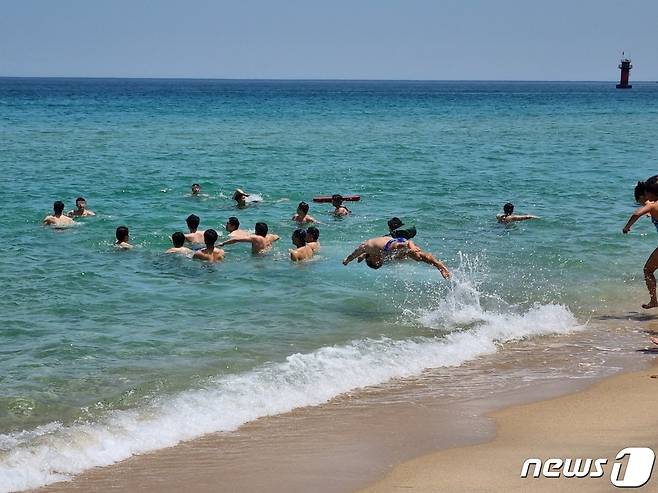 28일 강원 강릉 경포해변을 찾은 시민들이 바다로 뛰어들고 있다. 2022.5.28/뉴스1 © News1 윤왕근 기자