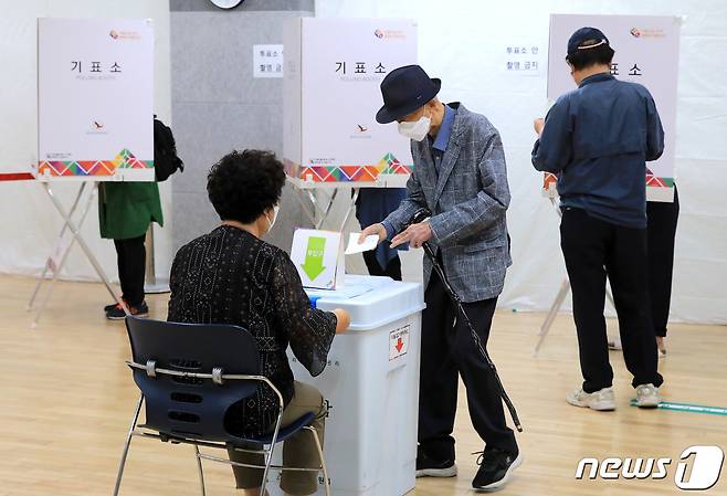 제8회 전국동시지방선거 사전 투표 이틑날/뉴스1 © News1 구윤성 기자