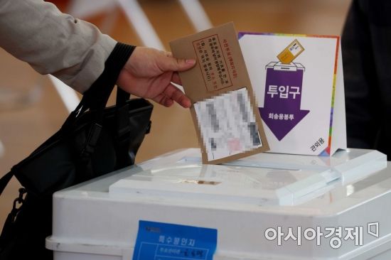 제8회 전국동시지방선거 사전투표일에 인천국제공항 제1여객터미널에 마련된 사전투표소에서 시민들이 투표를 하고 있다. /문호남 기자 munonam@