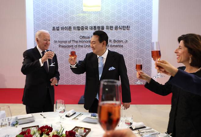윤석열 대통령과 바이든 대통령이 21일 오후 서울 용산구 국립중앙박물관에서 열린 한미 정상회담 만찬에서 건배하고 있다. /대통령실 제공