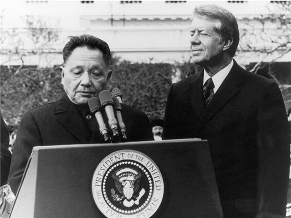 <1979년 1월 29일, 미국 수도 워싱턴에 도착한 중국의 최고영도자 덩샤오핑과 미국의 카터(Jimmy Carter, 1924- ) 대통령. 사진/ https://www.globaltimes.cn/galleries/591.html >