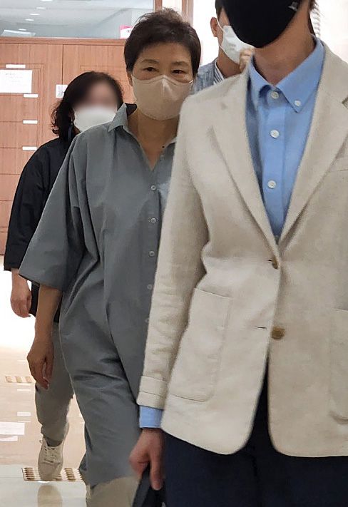박근혜 전 대통령이 28일 오전 대구 달성군 유가읍 행정복지센터에 마련된 사전투표소에서 투표를 마친 뒤 돌아가고 있다. 이날 사전투표에는 유영하 변호사가 동행했다. (독자 제공) /뉴스1
