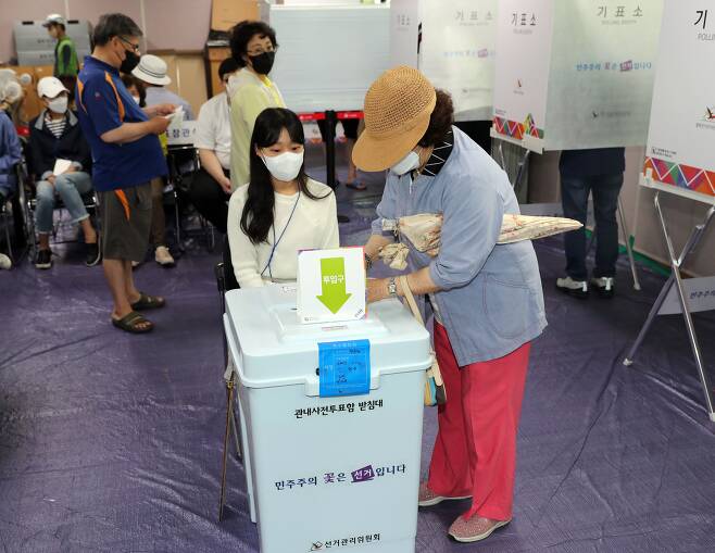 28일 오전 인천시 계양구 계산2동 행정복지센터에서 유권자들이 사전투표를 하고 있다. /연합뉴스