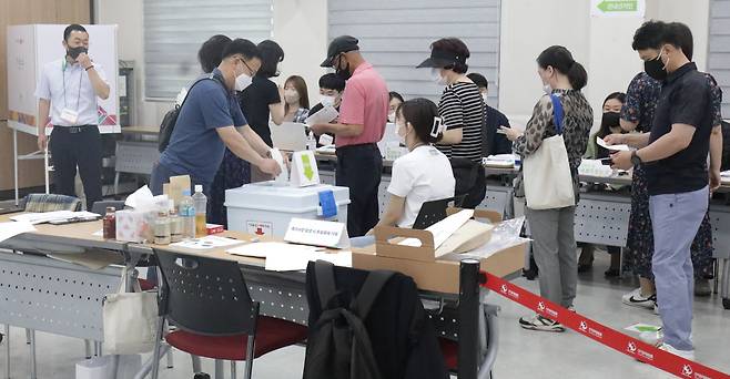 제8회 전국동시지방선거 사전투표 둘째날인 28일 울산 북구 농소3동행정복지센터에 마련된 사전투표소에서 시민들이 투표를 하고 있다. /뉴스1