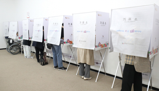 제8회 전국동시지방선거 사전투표 첫 날인 27일 대전시청에 마련된 사전투표소에서 유권자들이 투표를 하고 있다. 최은성 기자