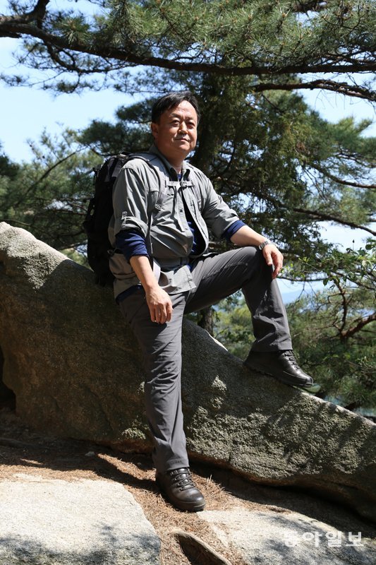 윤종빈 이사가 북한산을 오르다 잠시 휴식을 취하고 있다. 산을 오를 땐 주기적으로 휴식을 취해야 피로도를 줄일 수 있다. 양종구 기자 yjongk@donga.com