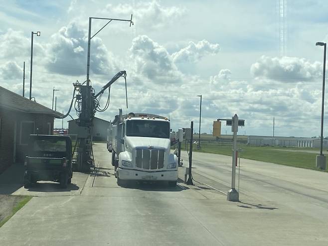 공장으로 배달되고 있는 옥수수. 샘플을 채취해 수분 정도 등의 질을 체크한다. 시카고=고재원 기자 jawon1212@donga.com