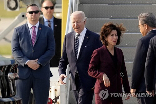 한국에 도착한 조 바이든 미국 대통령. [EPA=연합뉴스 자료사진]