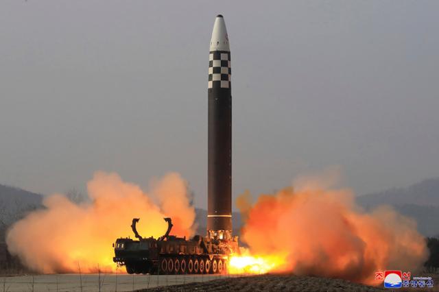 지난 3월 북한이 화성-17형이라며 시험 발사한 대륙간탄도미사일. 조선중앙통신 자료