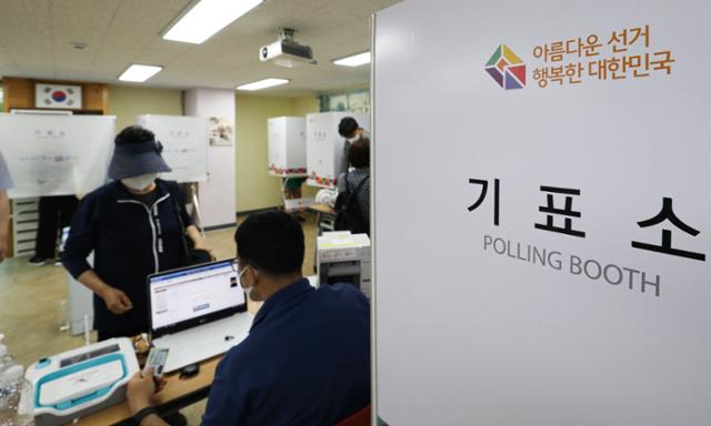 제8회 전국동시지방선거 사전투표 첫날인 27일 오후 서울 성북구 보문동 주민센터에 마련된 사전투표소에서 유권자들이 투표하기 위해 대기하고 있다. 뉴시스