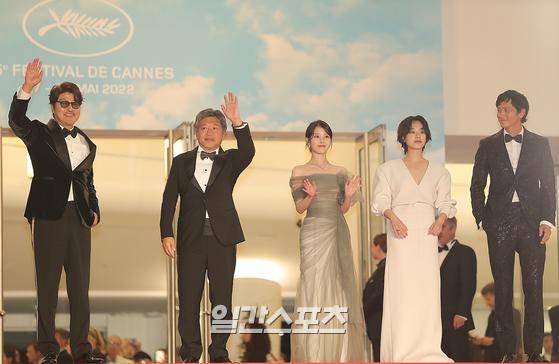 고레에다 히로카즈 감독과 배우 송강호, 이주영, 아이유, 강동원이 26일(현지시간) 오후 프랑스 칸 팔레 데 페스티발에서 열린 '제75회 칸 국제영화제'(Cannes Film Festival) 영화 ‘브로커’ 월드 프리미어 후 극장을 나오고 있다. 칸(프랑스)=박세완 기자 park.sewan@joongang.co.kr / 2022.05.26/