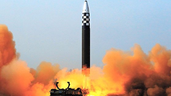 북한 노동당 기관지 노동신문은 25일 전날인 24일 발사한 미사일이 신형 대륙간탄도미사일(ICBM)인 '화성-17형'이라고 밝혔다. 김정은 노동당 총비서가 직접 발사 명령을 하달하고 현장에 참관해 발사 전과정을 지도했다고도 전했다. 뉴스1