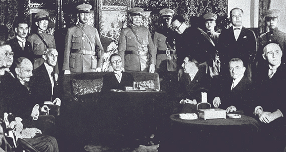 만주사변을 일으킨 관동군은 청나라 마지막 황제 푸이(중앙)를 내세워 만주국을 선포했다. 국제연맹 조사단이 승인하지 않자 일본은 국제연맹에서 탈퇴했다. [사진 김명호]
