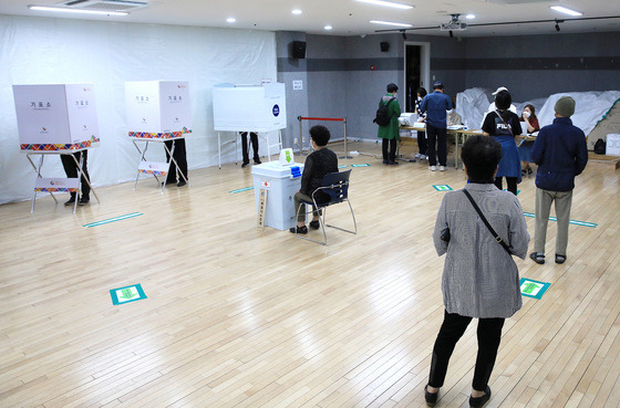 제8회 전국동시지방선거 사전 투표 이틑날인 28일 오전 서울 중구 다산동 주민센터에 마련된 사전투표소에서 유권자들이 투표하고 있다. 2022.5.28/뉴스1