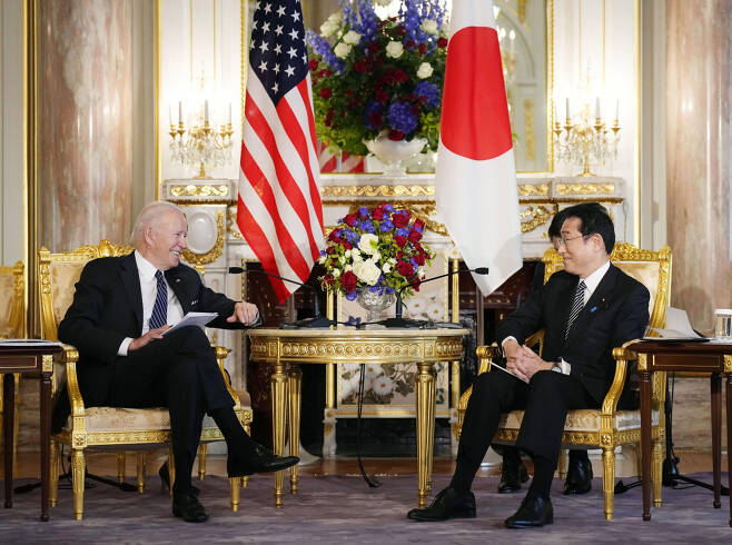 조 바이든 미국 대통령(왼쪽)이 기시다 후미오 일본 총리와 23일 정상회담을 가졌다. [연합]
