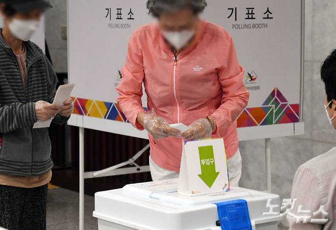 제8회 전국동시지방선거 사전투표소에서 어르신들이 투표함에 투표용지를 넣고 있다. 황진환 기자