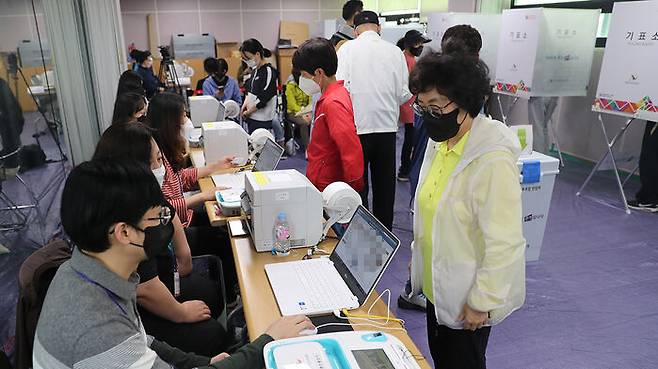 사전투표 둘째 날, 인천 계양구 계산2동 행정복지센터에서 투표하는 시민들