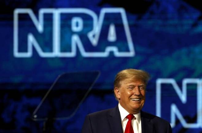 도널드 트럼프 전 미국 대통령이 27일(현지시간) 미국 텍사스주 휴스턴에서 열리고 있는 전미총기협회(NRA) 연례 총회에 참석해 환하게 웃고 있다. 휴스턴=EPA연합뉴스
