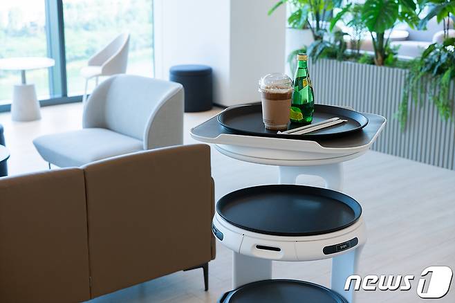 KT 서빙로봇이 커피 및 음료를 배달하고 있는 모습. 2022.5.24/뉴스1 © News1 이기범 기자