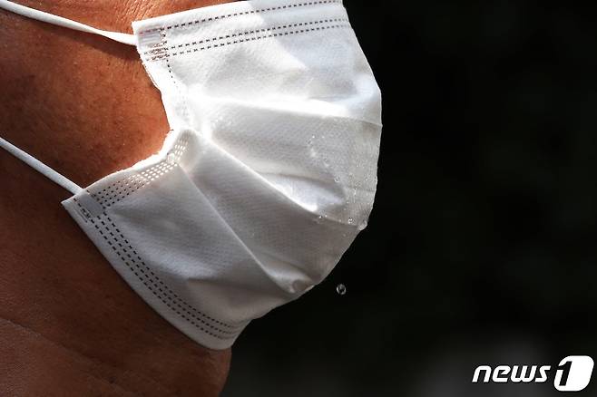 폭염이 이어진 15일 오후 서울 송파구의 한 건설 현장에서 마스크를 착용한 채 근무하던 공사 관계자의 마스크에 땀방울이 맺혀 있다. 2021.7.15/뉴스1 © News1 조태형 기자