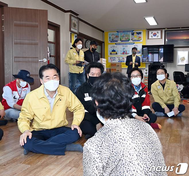 김성호 행정안전부 재난안전관리본부장이 29일 오전 경북 울진군 수산리 마을회관을 찾아 대피 주민들을 위로하고 있다. (행정안전부 제공) 2022.5.29/뉴스1