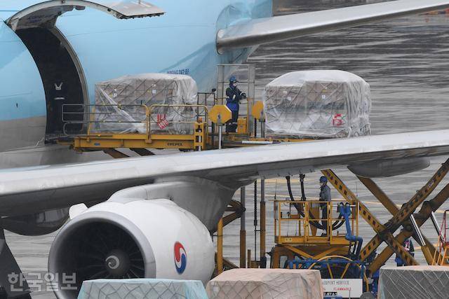 신종 코로나바이러스 감염증(코로나19) 모더나 백신 101만 회분이 지난해 8월 23일 오후 인천공항에 도착해 옮겨지고 있다. 배우한 기자