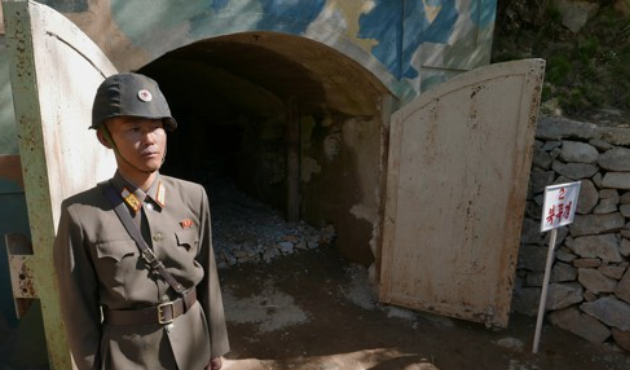 북한 군인이 2018년 5월24일 함경북도 길주군 풍계리 핵실험장 폭파 전 2번 갱도 앞에 서 있다. 길주=AP 연합뉴스