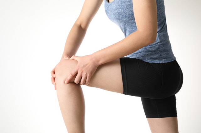 가만히 있어도 아프다면 관절통, 누르거나 움직였을 때 아프다면 근육통일 가능성이 크다./사진=클립아트코리아