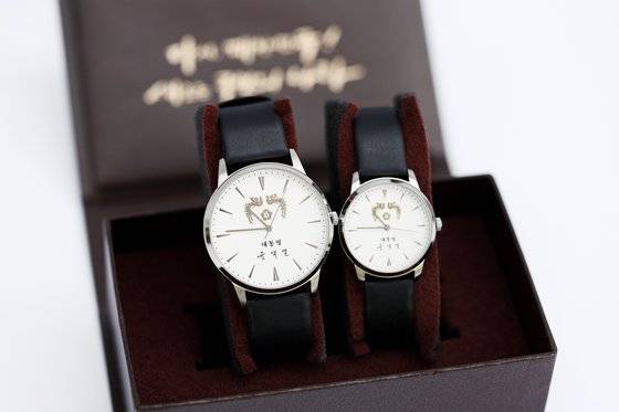 윤석열 대통령은 25일 국민희망대표들을 용산 대통령실로 초청해 취임 후 최초로 제작한 대통령 기념시계를 선물하고 감사의 마음을 전달했다. 윤 대통령 취임 후 기념품 1호로 제작된 이번 손목시계 뒷면에는 ‘다시 대한민국! 새로운 국민의 나라’라는 문구가 새겨져 있다. 뉴스1