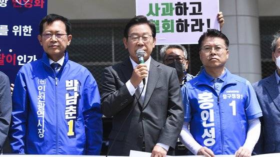 이재명 더불어민주당 인천 계양을 국회의원 후보 겸 총괄선대위원장은 26일 오전 인천 계양역 광장에서 박남춘 인천시장 후보와 함께 '공항ㆍ철도ㆍ전기ㆍ수도 민영화 반대 기자회견'을 열고 "국민 등꼴을 빼고 일부 민간사업자 배 불리는 민영화, 결코 허용해선 안된다"고 주장했다. 국회사진기자단