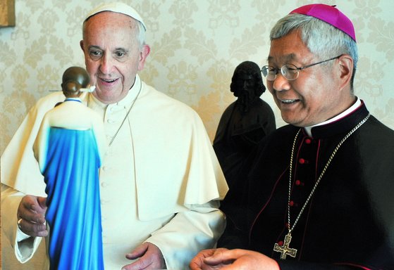 유흥식 당시 대주교가 프란치스코 교황에게 한복을 입은 성모상을 선물하며 설명하고 있다. [사진 천주교 대전교구]