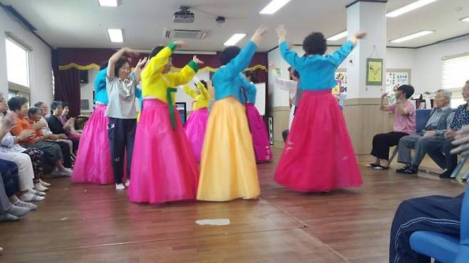 나빌레라 우리춤사랑봉사단 공연모습.