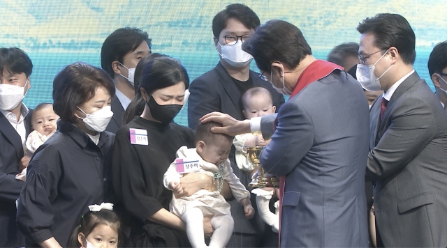 오정현 목사가 29일 서울 서초구 사랑의교회 강단에서 세례받는 유아의 머리에 손을 얹고 있다. 사랑의교회 제공