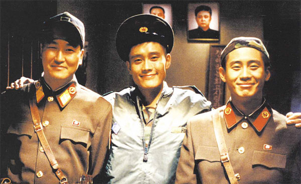 박찬욱 감독과 배우 송강호(왼쪽)가 처음으로 함께 작업한 2000년 영화 `공동경비구역 JSA`의 한 장면.  [매경DB]