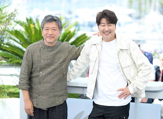 '브로커' 각본을 쓰고 연출한 고레에다 히로카즈 감독과 주연배우 송강호. CJ ENM 제공