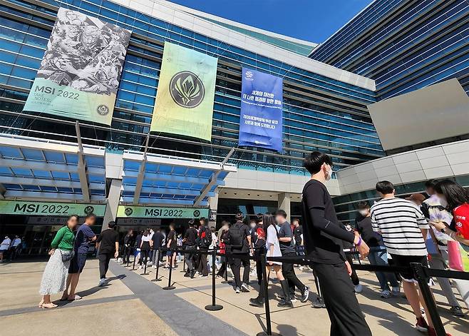 LoL 최강자 가리는 MSI 부산대회 결승전 '북적' (부산=연합뉴스) 김주환 기자 = 29일 부산 해운대구 벡스코(BEXCO)에서 열린 리그 오브 레전드(LoL) 국제대회 '미드 시즌 인비테이셔널(MSI) 2022' 결승전에 관객들이 입장하고 있다. 2022.5.29 jujuk@yna.co.kr