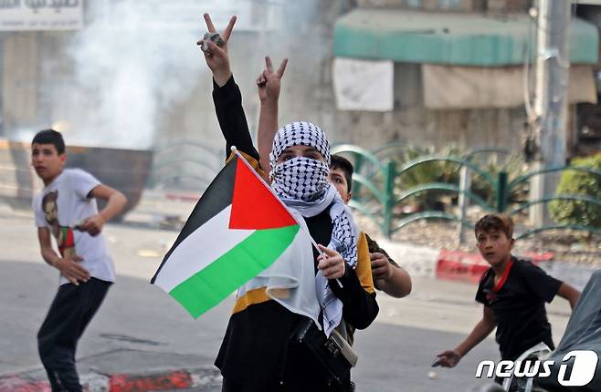 이스라엘 우파 유대인들이 29일(현지시간) 동예루살렘 구시가지를 도는 연례행사인 '깃발 행진'을 진행한 가운데 일부 시위대는 "아랍인들에게 죽음을"이라고 외쳤고, 이에 팔레스타인인들은 지붕에서 발사체를 던지는 등 이-팔 긴장이 고조됐다. © AFP=뉴스1 © News1 이서영 기자