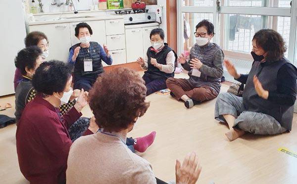 부산 중구 보혜원로의집에서 노인교구 프로그램이 진행되고 있다.