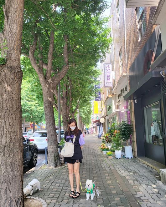 Actor Ko So-young has had a happy weekend with his family.On the afternoon of the 29th, Ko So-young posted several self-portraits on personal SNS without any comment.In the photo, Ko So-young walked along the Appgujeong road with two dogs.Ko So-young caught the attention of the viewers at once, showing off the perfect physicals such as the long legs and the cows just before the extinction, as well as the goddess beauty that can not be hidden even though she wears a mask.In particular, Ko So-young showed off his warm family affection by answering with my daughter, today is all family to a fan asking Who do you take a dog walk with?On the other hand, Ko So-young married Jang Dong-gun in 2010 and has one male and one female.Ko So-young SNS