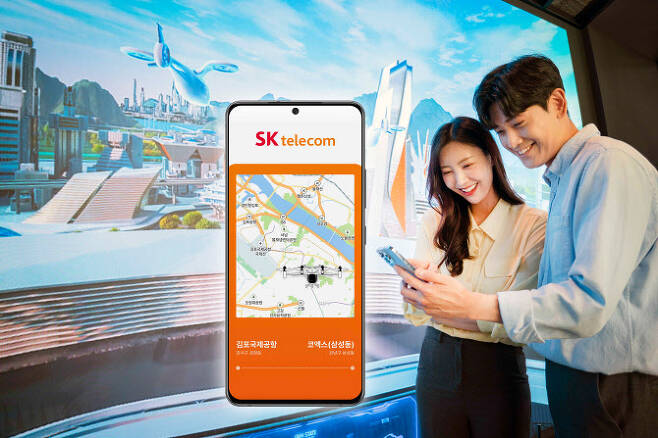 SK텔레콤은 한국공항공사, 한화시스템, 한국기상산업기술원, 한국국토정보공사와 함께 국토교통부(국토부)가주관하는 ‘한국형 도심항공교통 그랜드챌린지(K-UAM 그랜드챌린지)’ 1단계 실증사업 참여를 위한 제안서를 제출했다고 31일 밝혔다. SK텔레콤 모델들이 UAM이 보편화된미래 도시를 구현한 영상을 관람하는 장면이다. 사진=SK텔레콤 제공