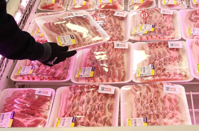 30일 오후 서울의 한 대형마트에서 관계자가 돼지고기를 정리하고 있다. /뉴스1