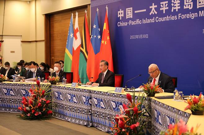 남태평양 도서국 순방의 일환으로 피지를 방문 중인 왕이 중국 외교부장(오른쪽에서 두번째)이 30일(현지 시각) 수도 수바에서 열린 공동 기자회견에서 발언하고 있다.